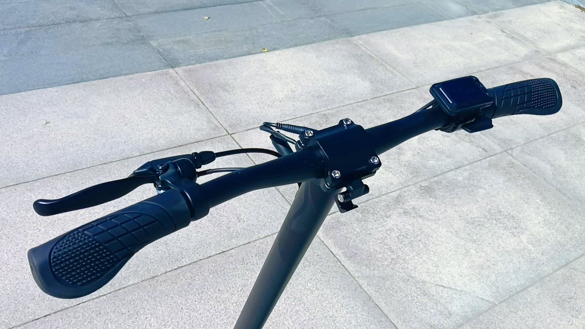 Manubrio del DriveTron DT01 in vista di tre quarti