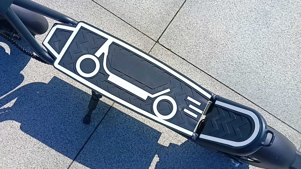 Pedana del DriveTron DT01 in una strada
