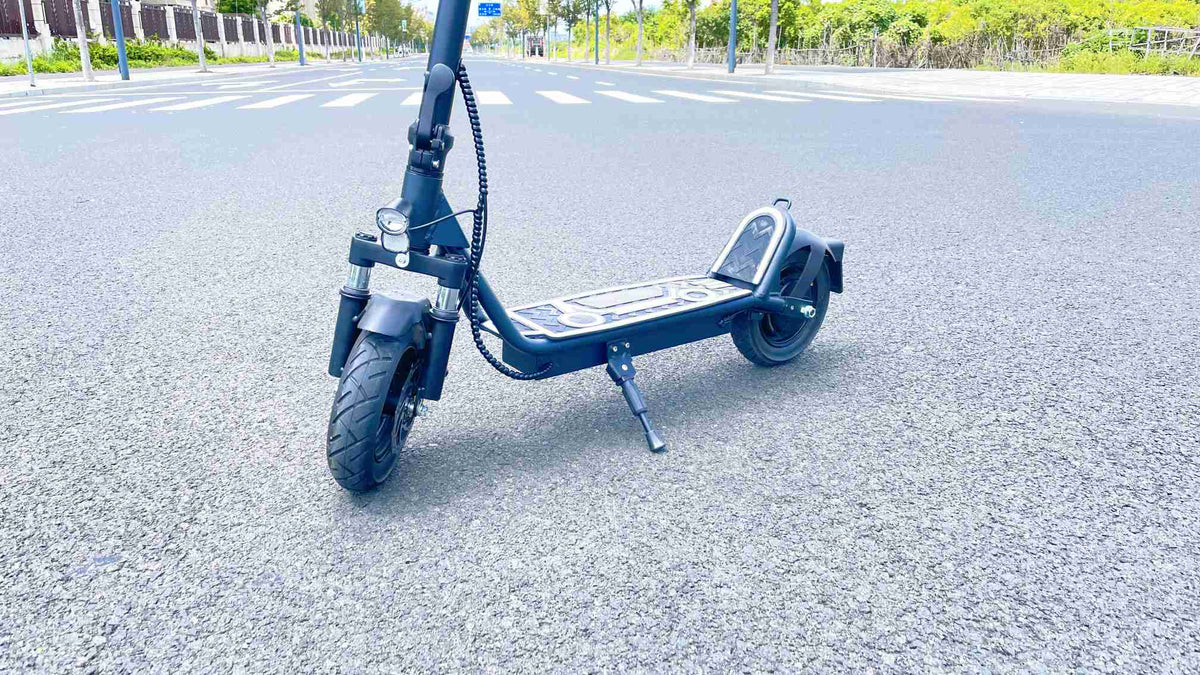 Monopattino elettrico DriveTron DT01 visto di tre quarti da dietro in città