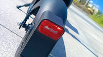 Luce posteriore del DriveTron DT01 in una strada