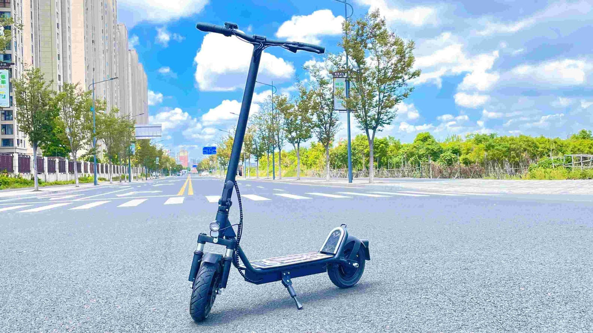 Monopattino elettrico DriveTron DT01 visto di tre quarti in città