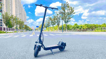 Monopattino elettrico DriveTron DT01 visto di tre quarti in città