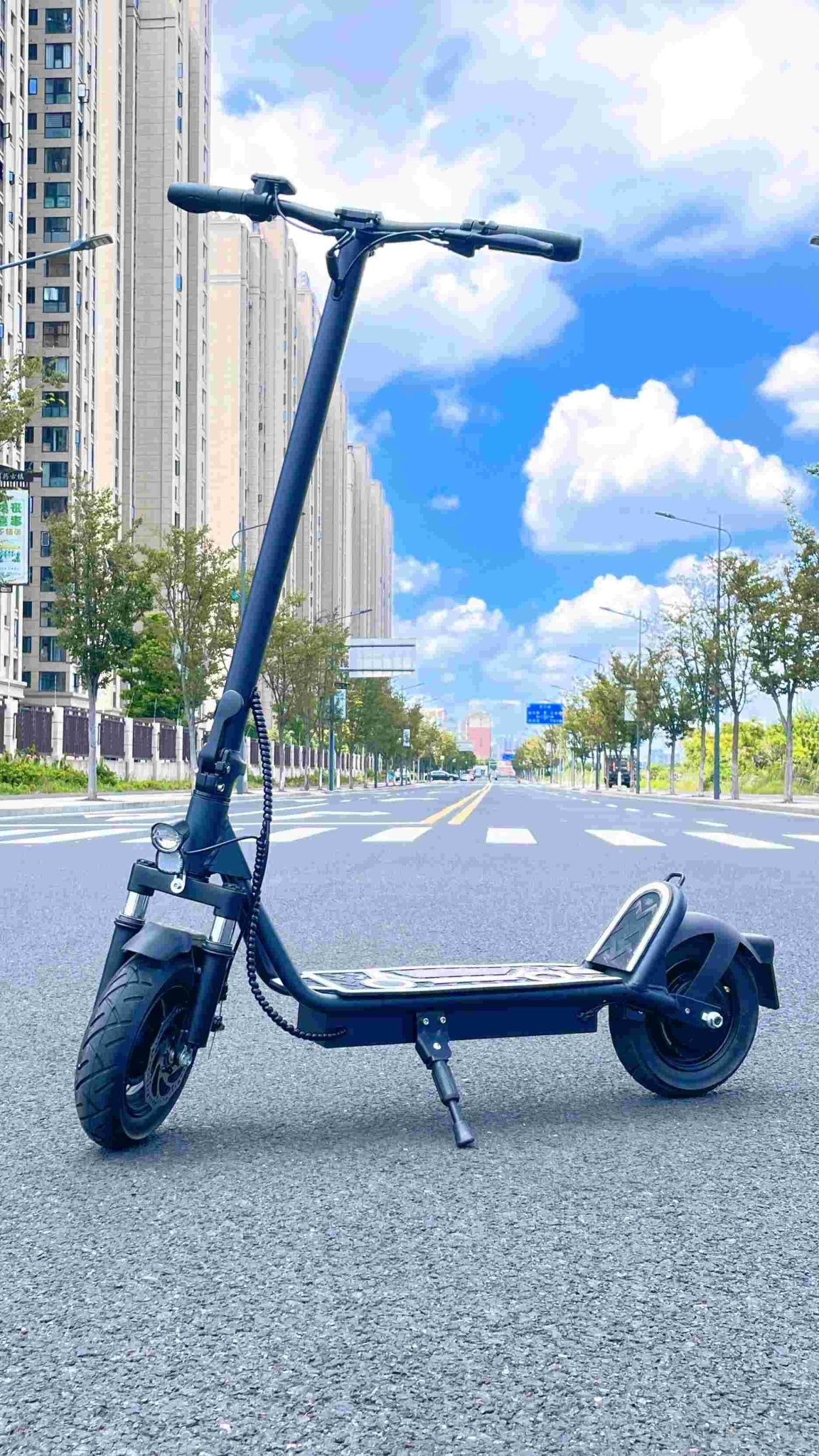 Monopattino elettrico DriveTron DT01 visto di fronte in una strada