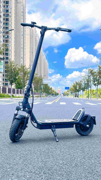 Monopattino elettrico DriveTron DT01 visto di fronte in una strada