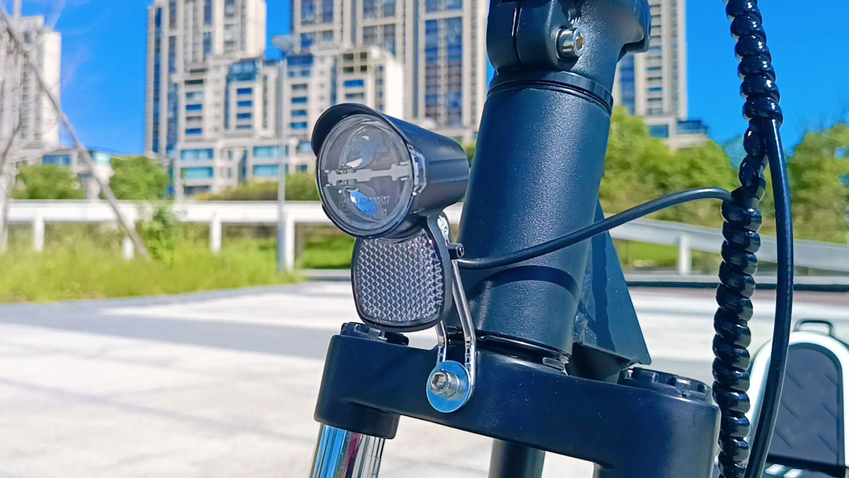 Faro anteriore del DriveTron DT01 in città