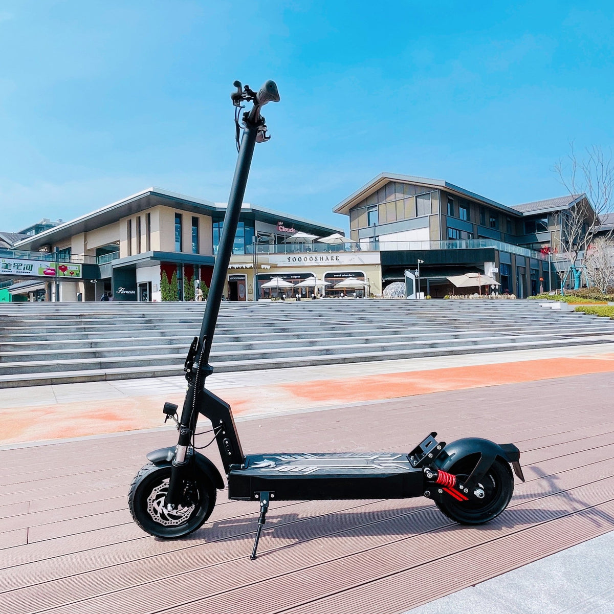 Monopattino elettrico DriveTron DT08 visto di tre quarti da dietro in una strada