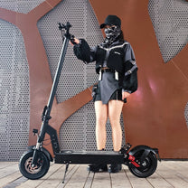 Donna in piedi con il monopattino elettrico DriveTron DT08