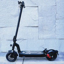 Monopattino elettrico DriveTron DT08 visto di tre quarti dal basso