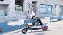 Monopattino elettrico DriveTron DT08 visto di lato in un parco