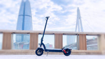 Monopattino elettrico DriveTron DT08 visto di lato in città