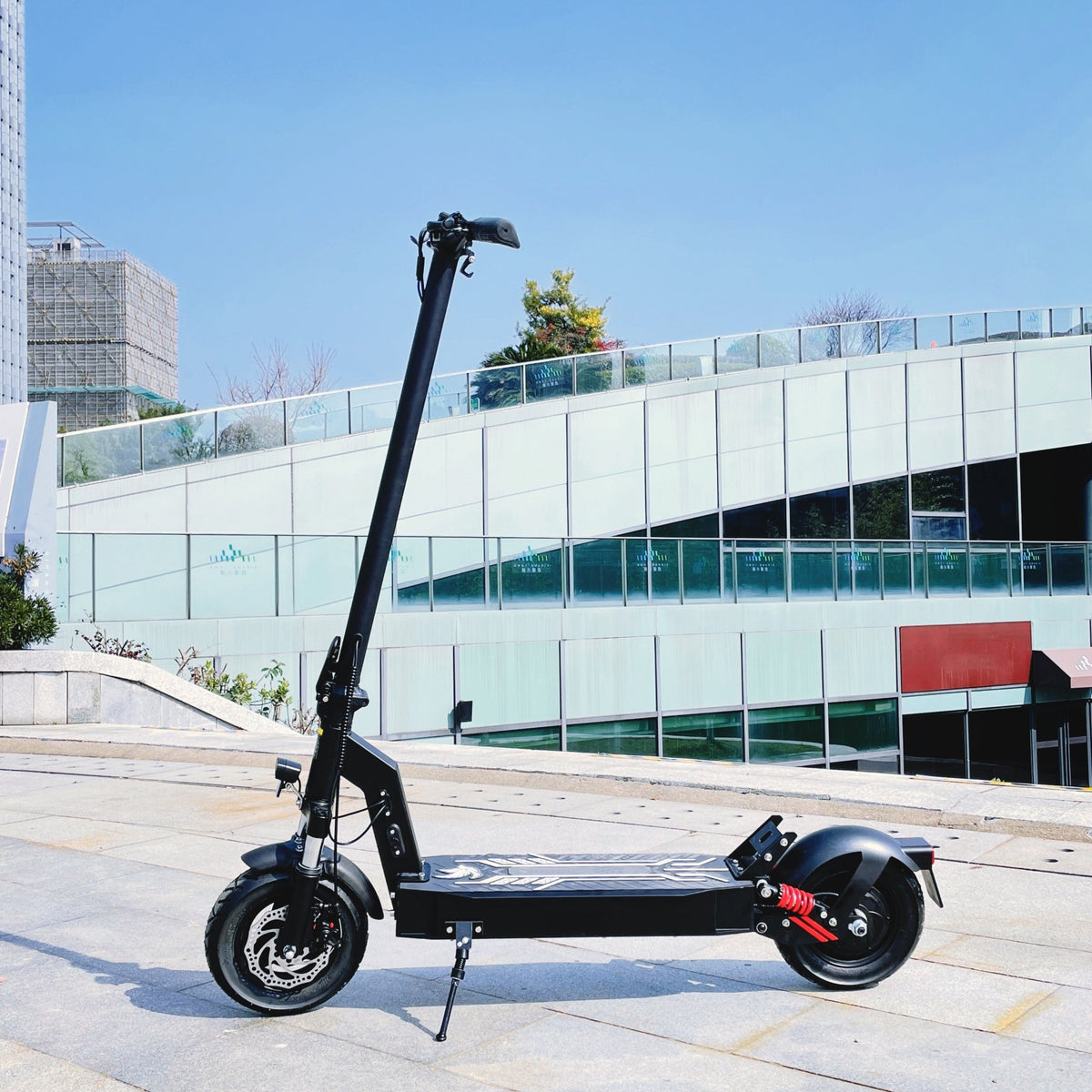 Monopattino elettrico DriveTron DT08 visto di tre quarti in una strada