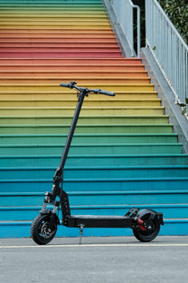 Monopattino elettrico DriveTron DT08 visto di tre quarti in città