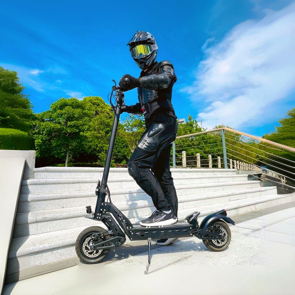 Uomo alla guida del monopattino elettrico DriveTron DT10 in città