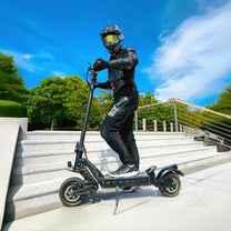 Uomo alla guida del monopattino elettrico DriveTron DT10 in città