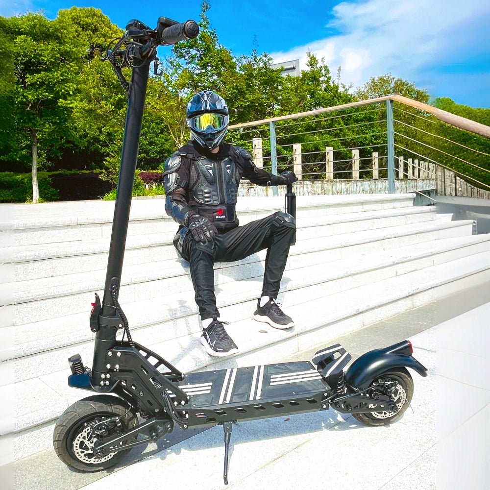 Persona seduta accanto al monopattino elettrico DriveTron DT10 in città