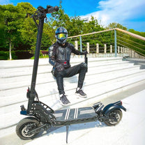 Persona seduta accanto al monopattino elettrico DriveTron DT10 in città