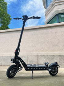 Monopattino elettrico DriveTron DT10 visto di tre quarti in città