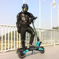 Uomo alla guida del monopattino elettrico DriveTron DT10 su un ponte
