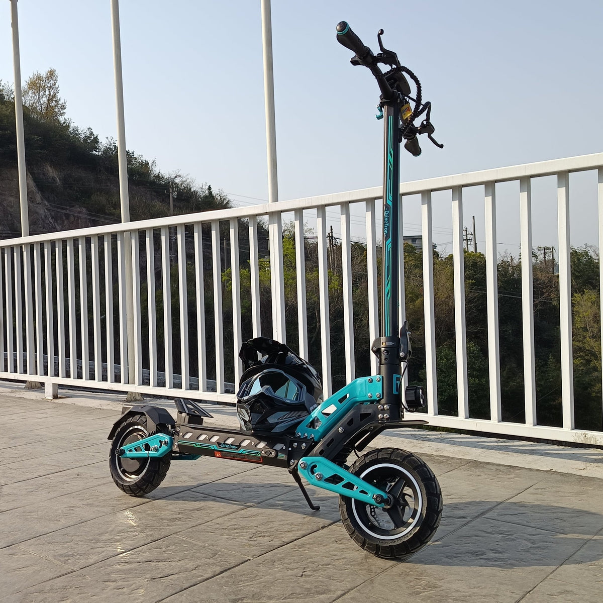 Monopattino elettrico DriveTron DT10 visto di tre quarti su un ponte