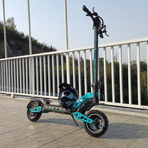 Monopattino elettrico DriveTron DT10 visto di tre quarti su un ponte