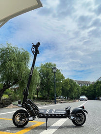 Monopattino elettrico DriveTron DT10 visto di tre quarti in una strada dal basso