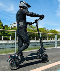 Uomo alla guida del monopattino elettrico DriveTron DT10 in un parco