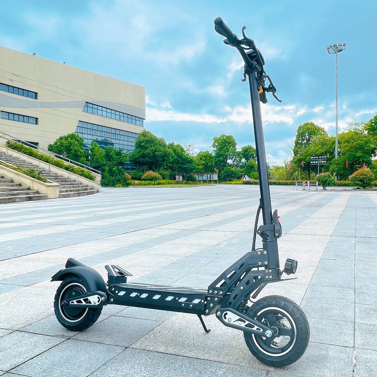 Monopattino elettrico DriveTron DT10 visto di tre quarti in un parco