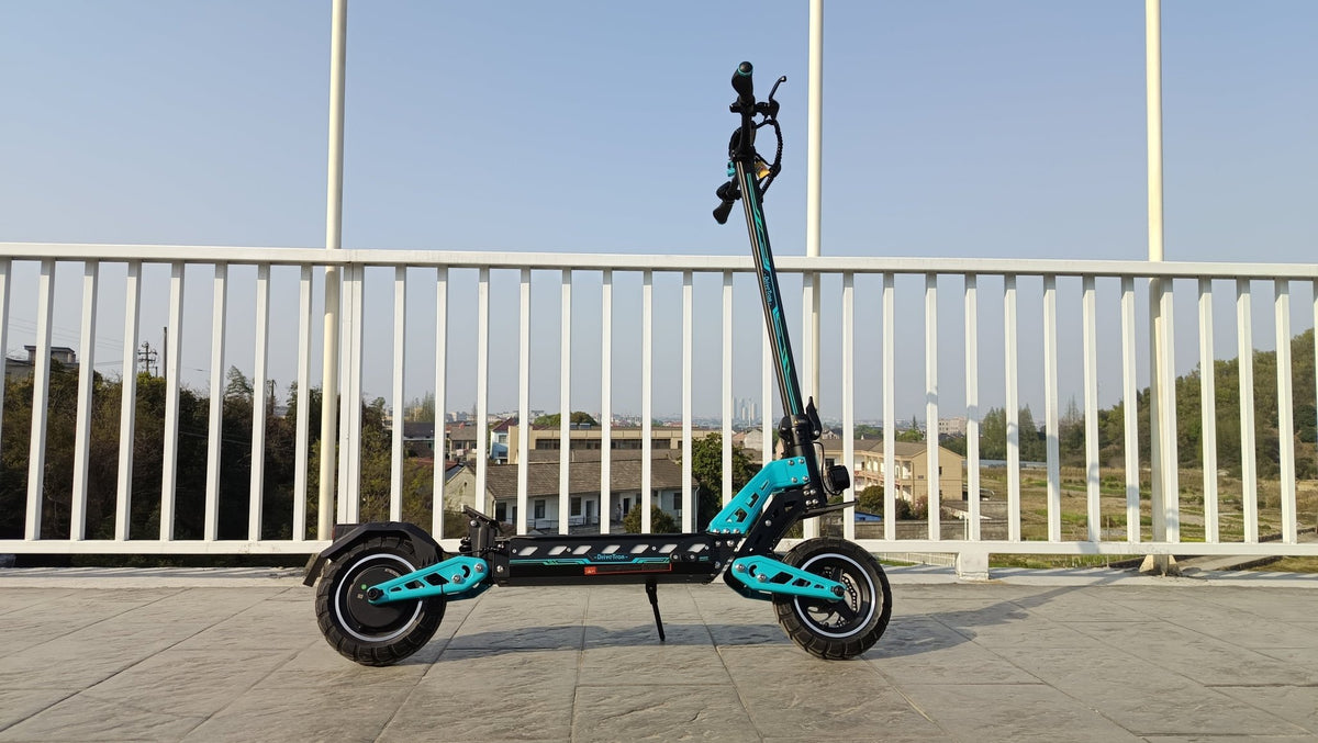 Monopattino elettrico DriveTron DT10 visto di lato su un ponte