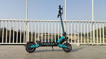 Monopattino elettrico DriveTron DT10 visto di lato su un ponte