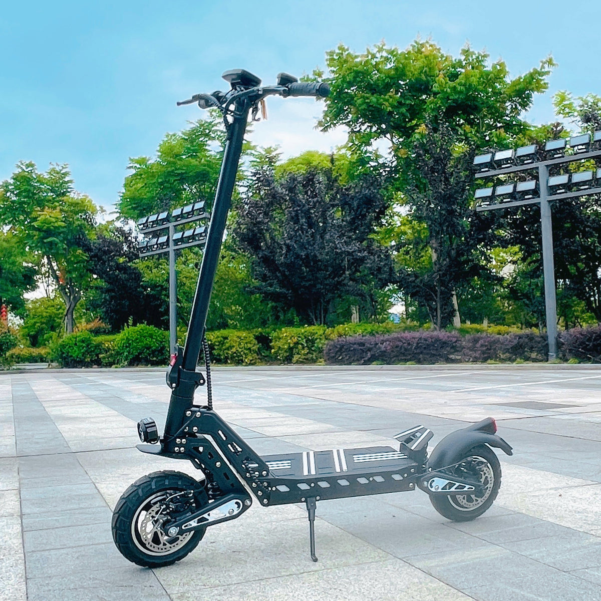 Monopattino elettrico DriveTron DT10 visto di tre quarti dal lato opposto in un parco