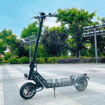 Monopattino elettrico DriveTron DT10 visto di tre quarti dal lato opposto in un parco