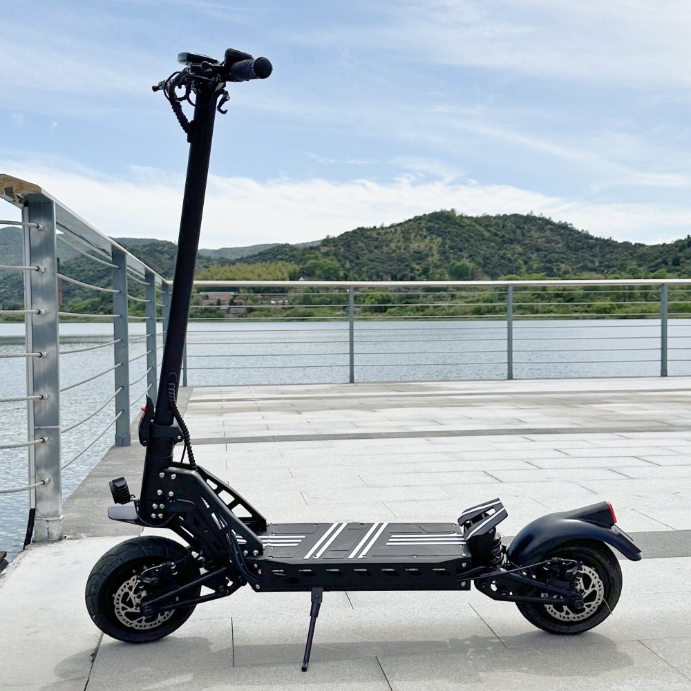 Monopattino elettrico DriveTron DT10 visto di tre quarti in montagna