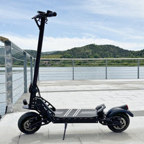 Monopattino elettrico DriveTron DT10 visto di tre quarti in montagna