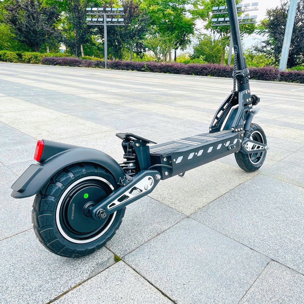 Ruota posteriore del DriveTron DT10 in una strada