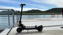 Monopattino elettrico DriveTron DT10 visto di lato in montagna