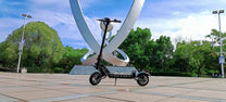 Monopattino elettrico DriveTron DT10 visto di lato in città