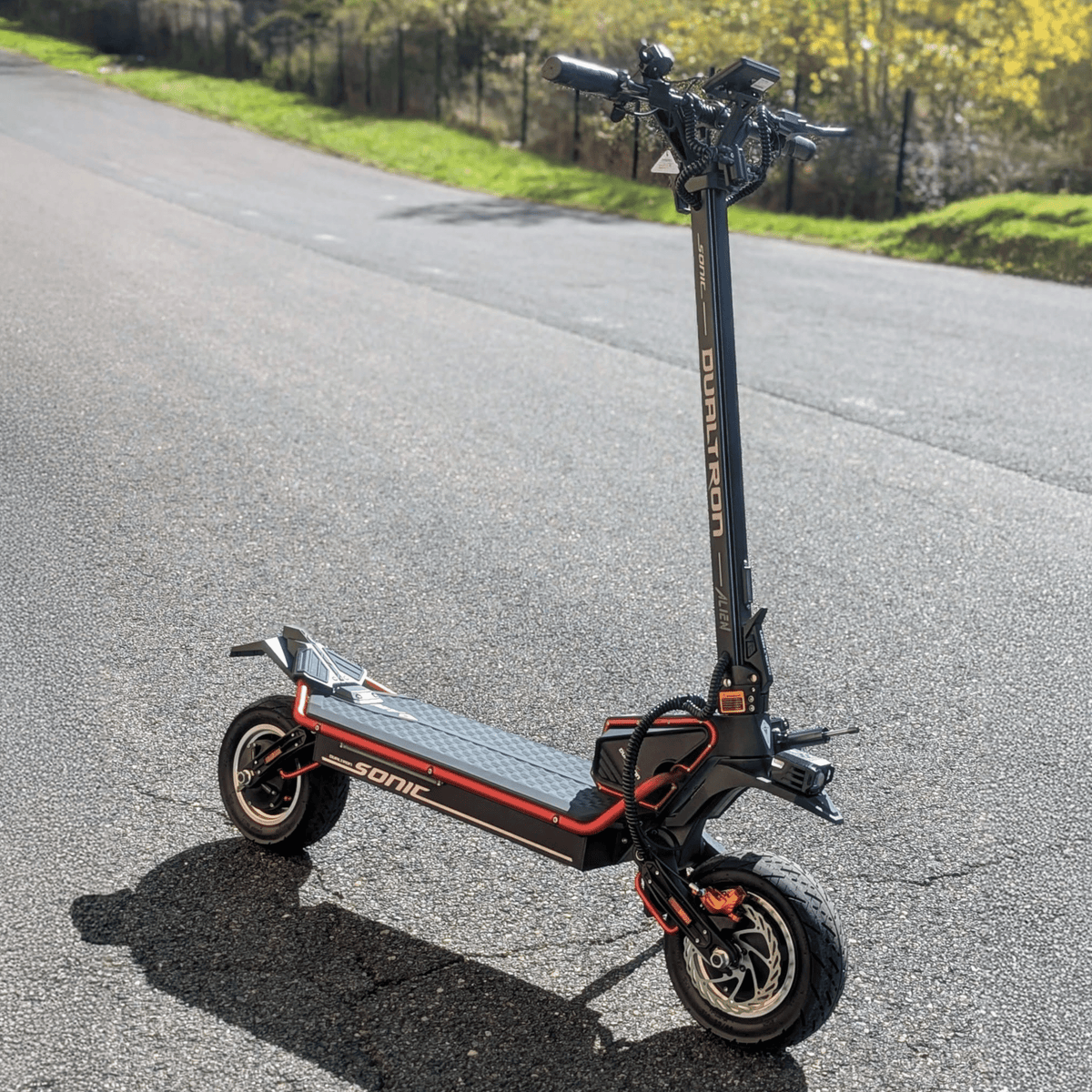 Monopattino elettrico DUALTRON Alien visto di tre quarti su strada