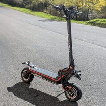Monopattino elettrico DUALTRON Alien visto di tre quarti su strada