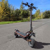 Monopattino elettrico DUALTRON Alien visto di lato su strada