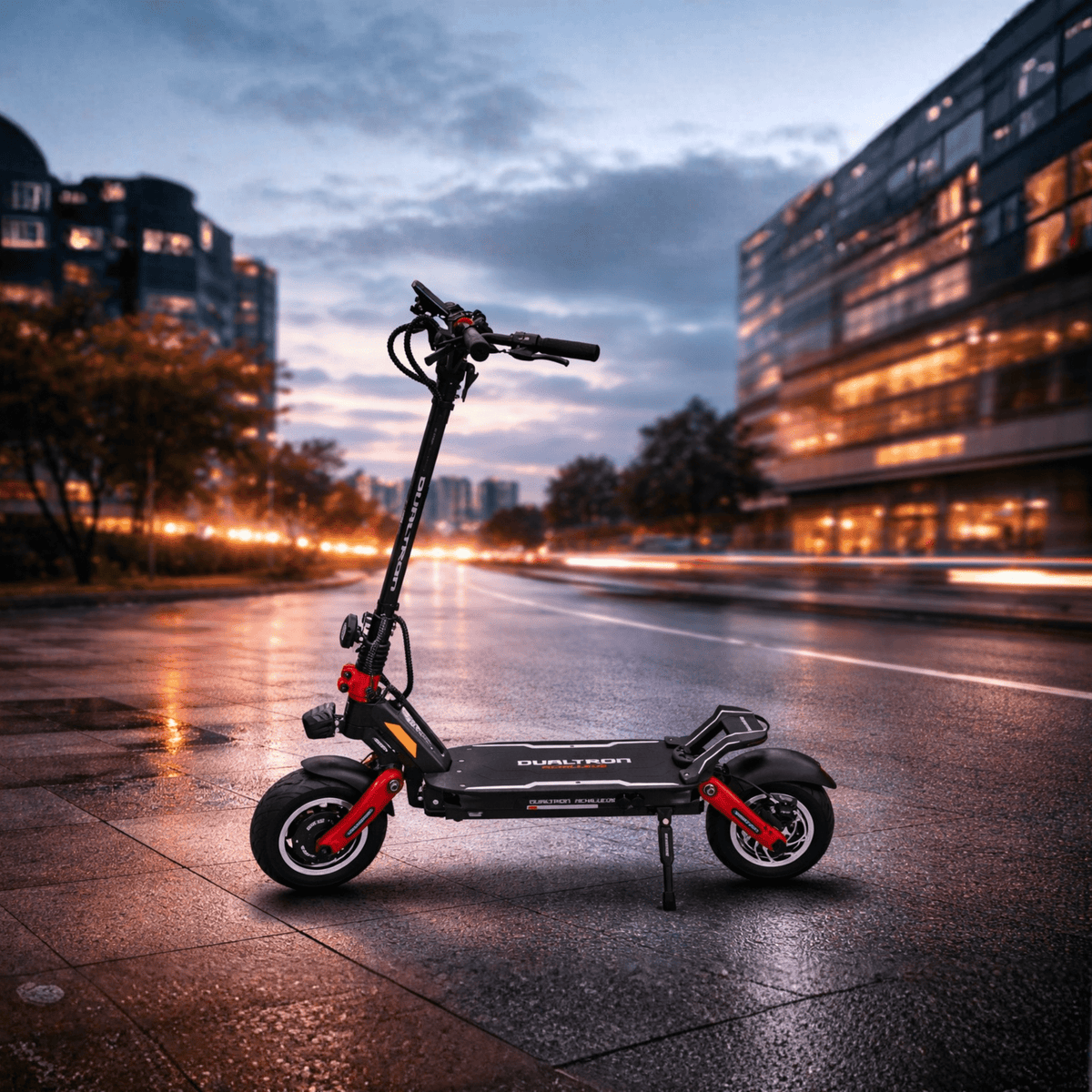 Monopattino elettrico DUALTRON New Achilleus visto di tre quarti in città al tramonto