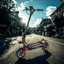 Monopattino elettrico DUALTRON New Achilleus visto di tre quarti in una strada