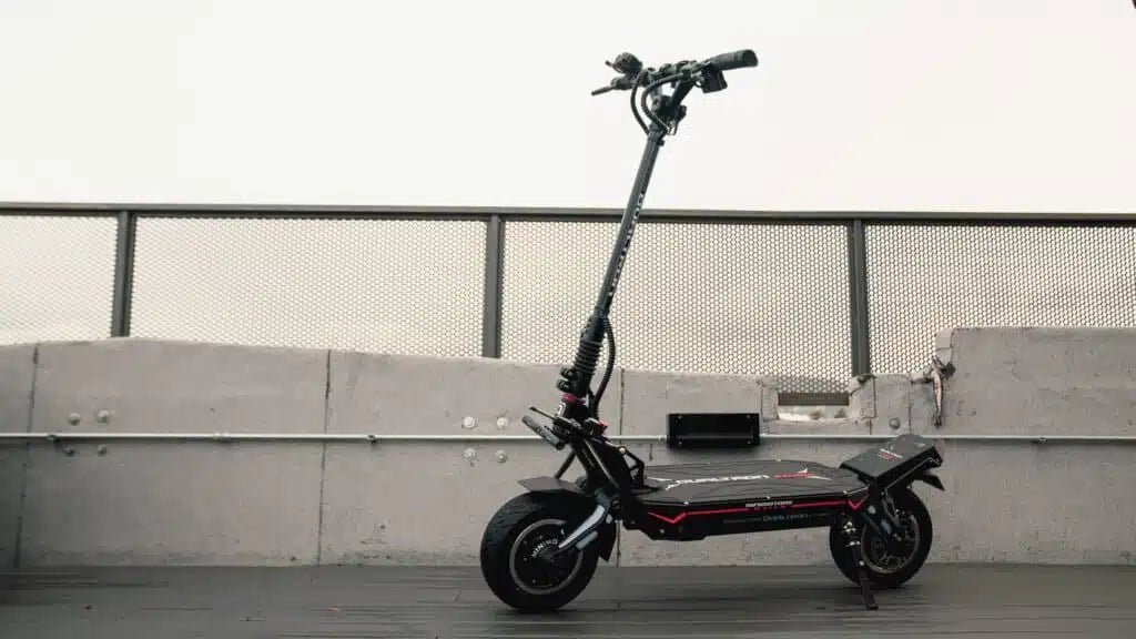 Monopattino elettrico DUALTRON NEW STORM LTD visto di lato dal basso