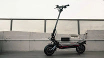 Monopattino elettrico DUALTRON NEW STORM LTD visto di lato dal basso