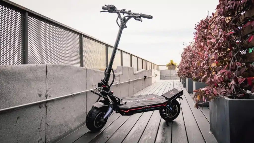 Monopattino elettrico DUALTRON NEW STORM LTD visto di tre quarti dal lato opposto