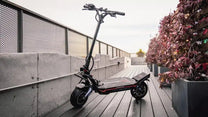 Monopattino elettrico DUALTRON NEW STORM LTD visto di tre quarti dal lato opposto