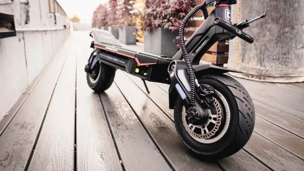Monopattino elettrico DUALTRON NEW STORM LTD visto di tre quarti dal basso