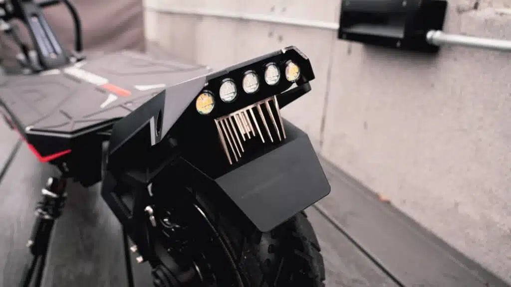 Luce posteriore del DUALTRON NEW STORM LTD dal basso