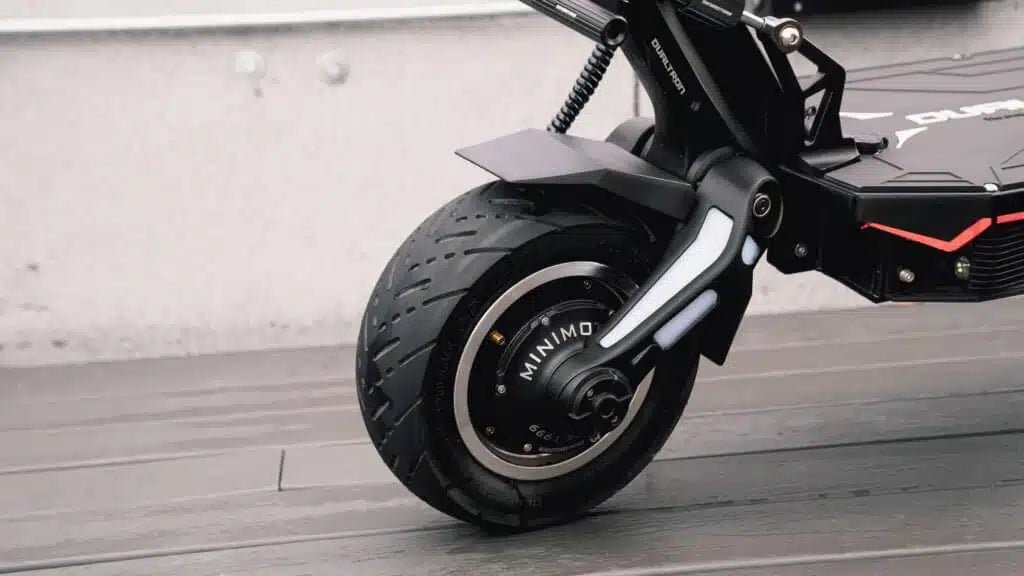 Ruota anteriore e forcella del DUALTRON NEW STORM LTD dal basso