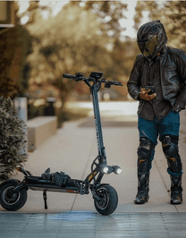 Uomo in piedi con il monopattino elettrico DUALTRON THUNDER 3 su un vialetto