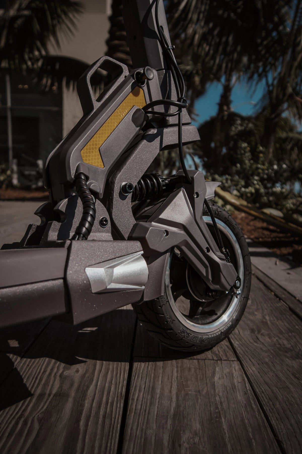 Dettaglio del monopattino elettrico DUALTRON TOGO dal basso